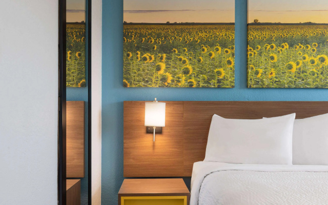photo 4 of Days Inn & Suites by Wyndham Indianapolis Airport East