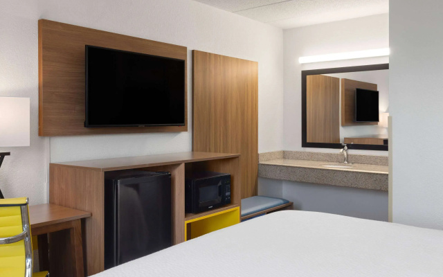 photo 5 of Days Inn & Suites by Wyndham Indianapolis Airport East
