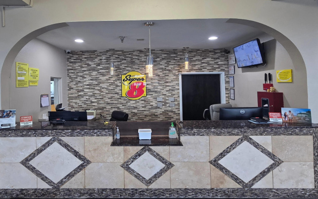 photo 2 of Super 8 by Wyndham Kansas City