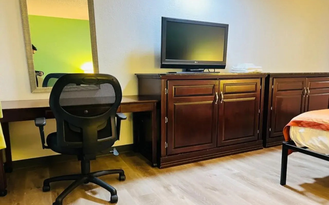 photo 2 of Super Inn by OYO Lansing MI