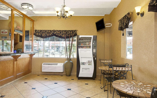 photo 2 of Elev8 Hotel Los Angeles LAX