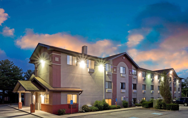 photo 3 of Super 8 by Wyndham Lexington Park/California Area
