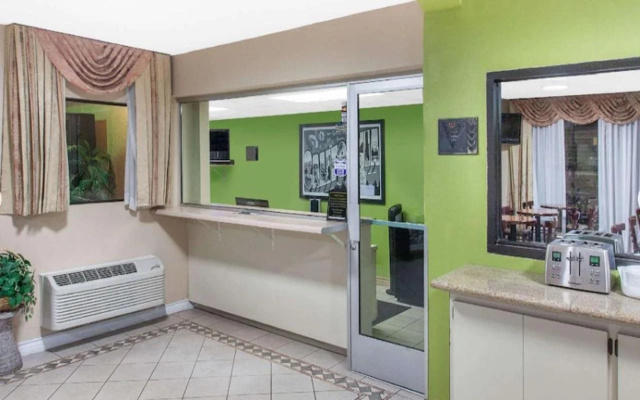 photo 5 of Super 8 by Wyndham Los Angeles/Alhambra