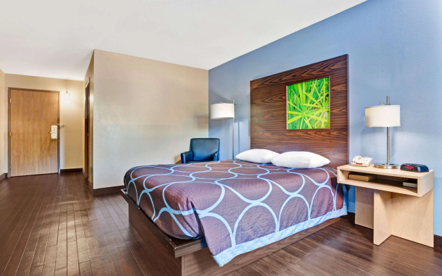photo 3 of Super 8 by Wyndham Louisville Airport
