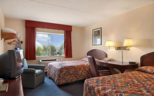 photo 2 of Super 8 by Wyndham Manchester Airport