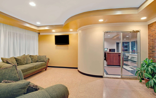 photo 2 of Super 8 by Wyndham Milford/New Haven