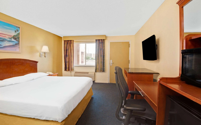 photo 3 of Super 8 by Wyndham Milford/New Haven