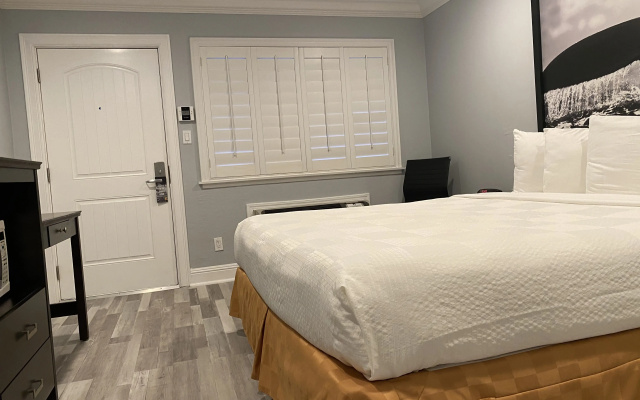 photo 3 of Aura Inn Monterey