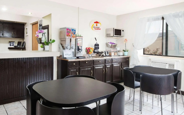 photo 2 of Super 8 by Wyndham Pittsburgh Arpt/Coraopolis
