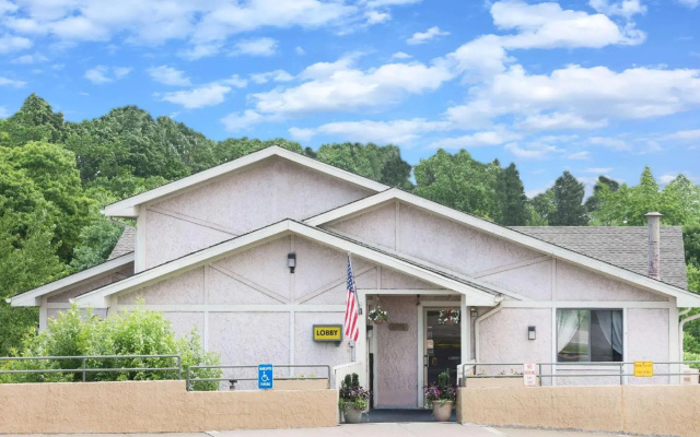 photo 3 of Super 8 by Wyndham Pittsburgh Arpt/Coraopolis