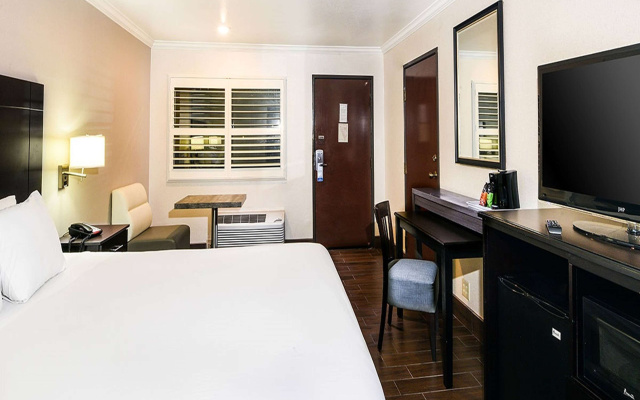 photo 4 of Travelodge by Wyndham Commerce Los Angeles Area