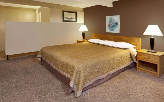 photo 3 of Costa Mesa Inn