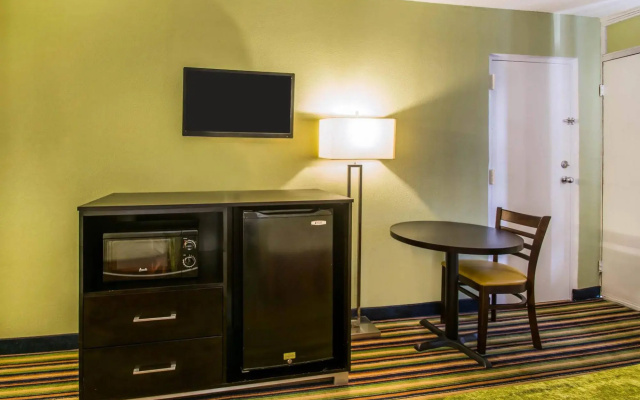 photo 5 of Super 8 Motel - Davenport/ Maingate South