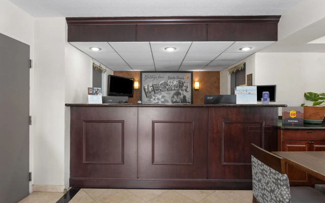 photo 2 of Super 8 by Wyndham Dania/Fort Lauderdale Arpt