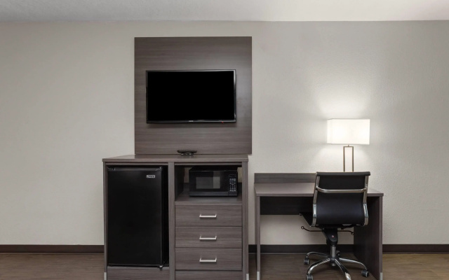 photo 3 of Super 8 by Wyndham Dania/Fort Lauderdale Arpt