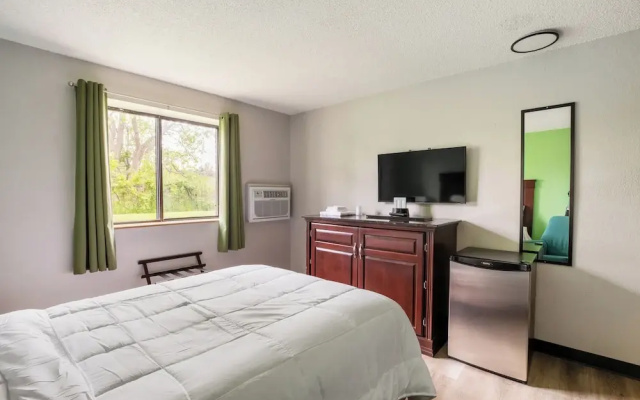photo 2 of Super 8 Motel - Lansing