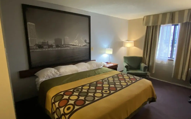 photo 4 of Super 8 Milwaukee Airport