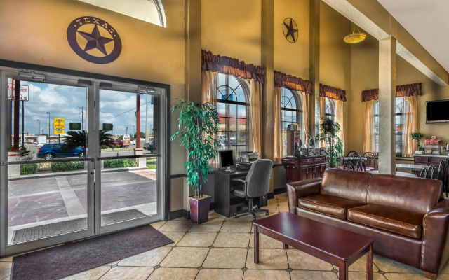photo 2 of Hill Country Inn & Suites - New Braunfels / Gruene
