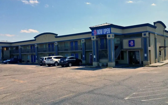 photo 2 of Super 8 Opelika Alabama