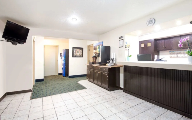 photo 2 of Super 8 Motel - Pittsburgh Airport/coraopolis Area