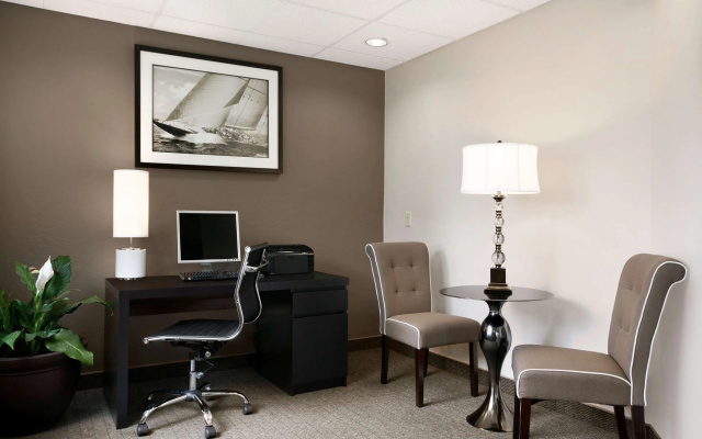 photo 3 of Super 8 by Wyndham Portland Airport