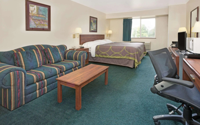 photo 2 of Super 8 by Wyndham Windsor