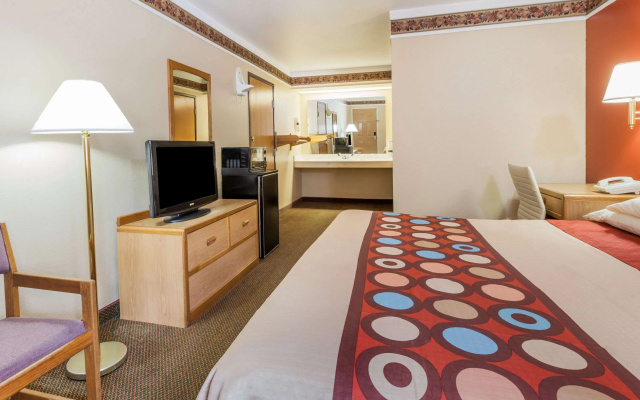 photo 2 of Super 8 by Wyndham Mount Vernon
