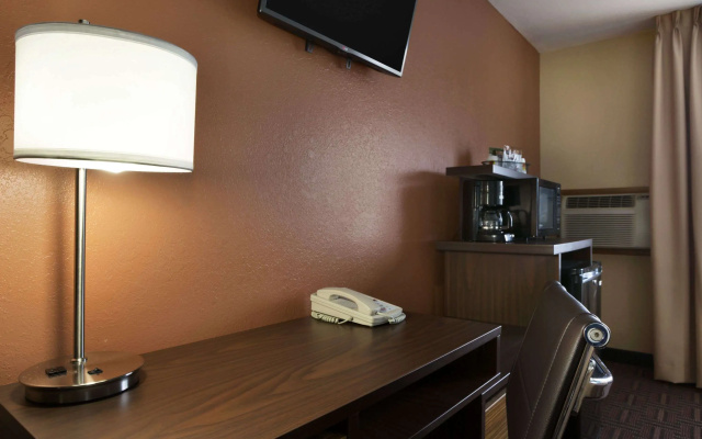 photo 4 of Super 8 by Wyndham Mt. Vernon IL
