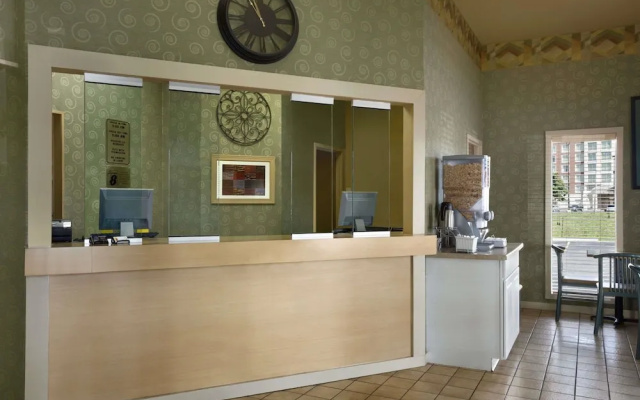 photo 2 of Super 8 Mount Vernon IL