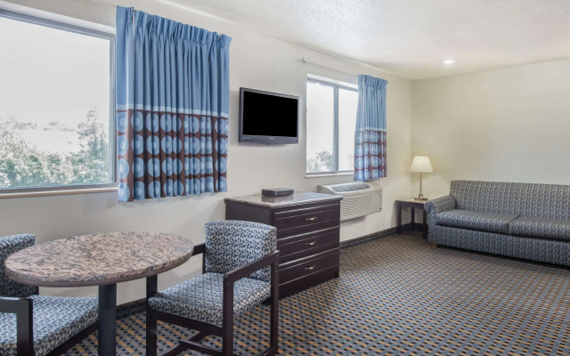 photo 4 of Super 8 by Wyndham New Castle