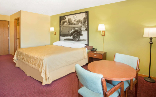 photo 3 of Super 8 by Wyndham Normal Bloomington