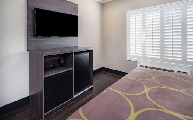 photo 3 of Super 8 by Wyndham North Hollywood