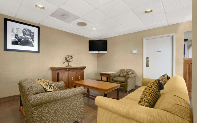 photo 2 of Super 8 by Wyndham Oxford (Alabama)
