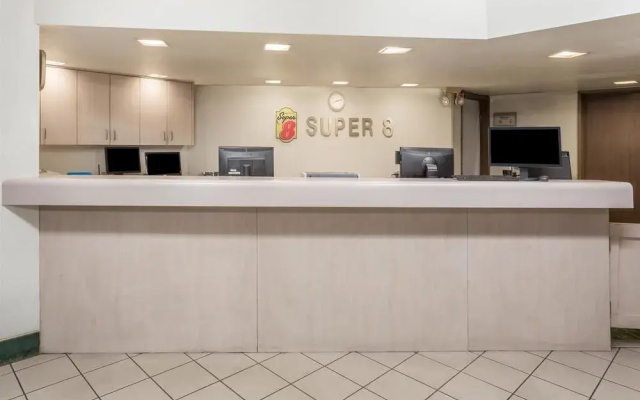 photo 2 of Super 8 Phoenix Metro North