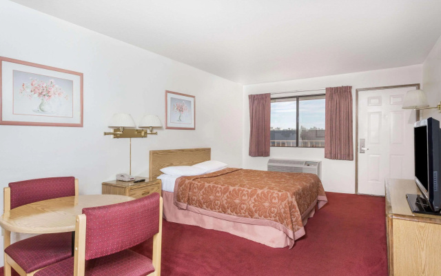 photo 3 of Super 8 By Wyndham Phoenix Metro North