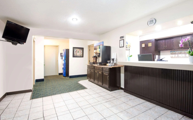 photo 2 of Super 8 by Wyndham Pittsburgh PA Airport/University Area