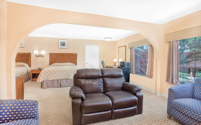 photo 3 of Super 8 By Wyndham Plainview