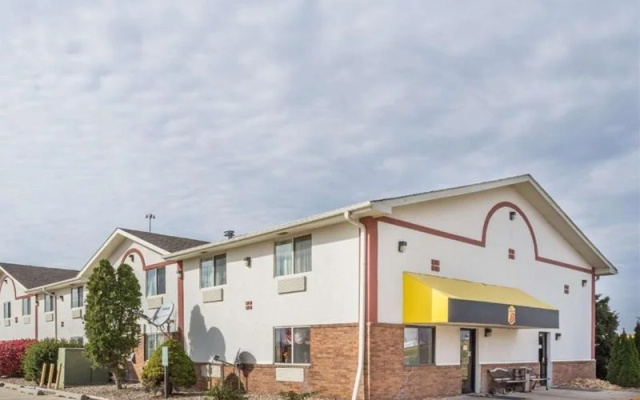 photo 3 of Super 8 By Wyndham Pontiac