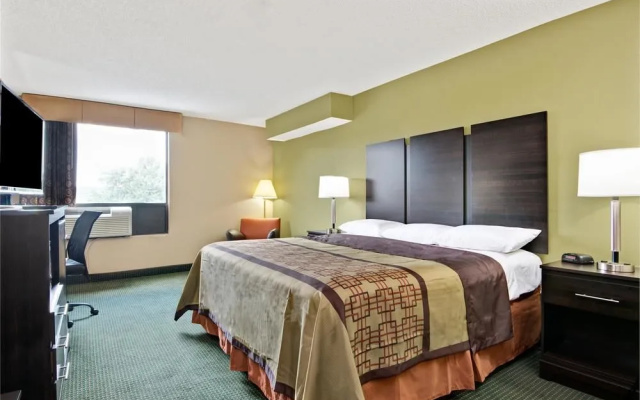 photo 3 of Super 8 by Wyndham Raleigh North East