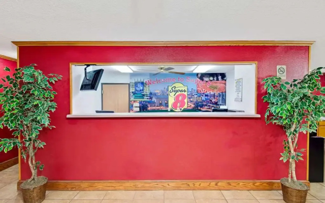 photo 2 of Super 8 Riverside/Kansas City