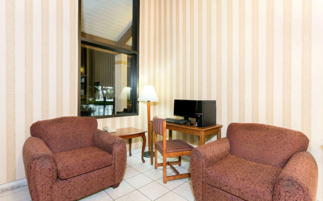 photo 5 of Super 8 by Wyndham Riviera Beach West Palm Beach