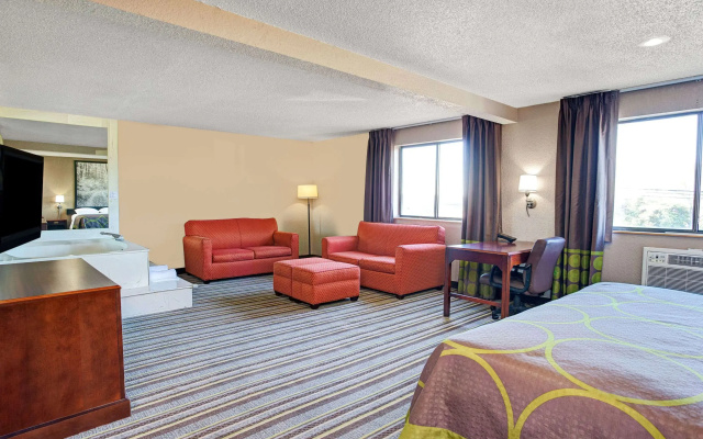 photo 3 of Super 8 by Wyndham Roseville/Detroit Area
