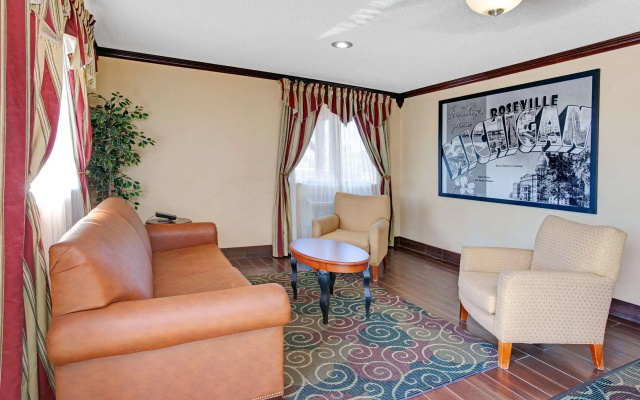 photo 4 of Super 8 by Wyndham Roseville/Detroit Area
