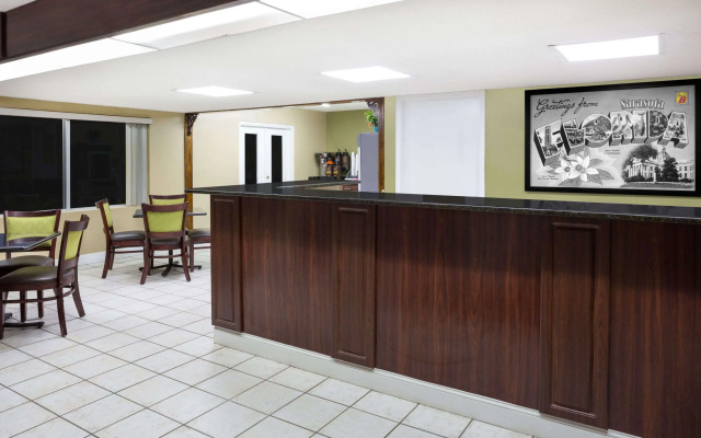 photo 2 of Super 8 by Wyndham Sarasota Near Siesta Key
