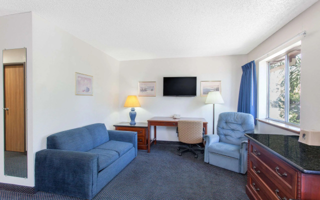 photo 4 of Super 8 by Wyndham Selma/Fresno Area