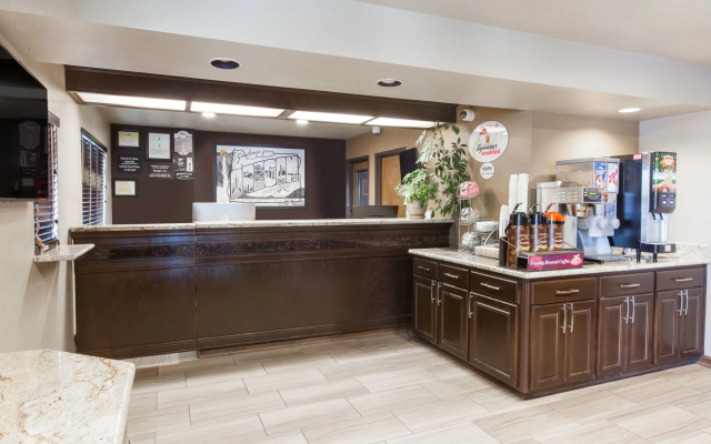 photo 2 of Gateway Inn & Suites