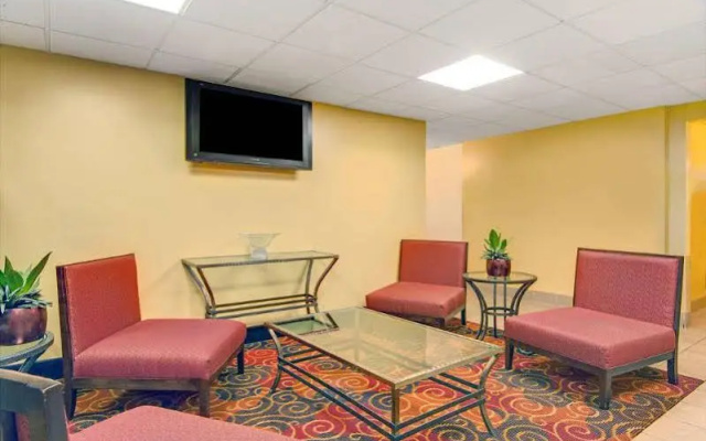 photo 2 of Super 8 Stamford/New York City