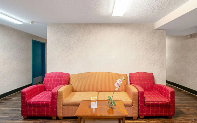 photo 5 of Econo Lodge