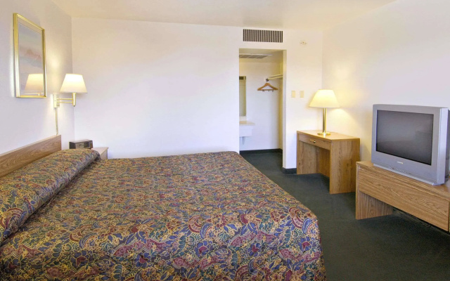 photo 3 of Super 8 By Wyndham Vernon