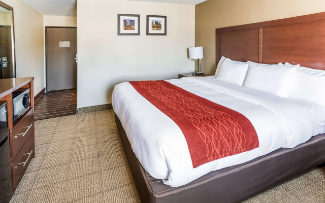 photo 5 of Comfort Inn Waukesha - Milwaukee West